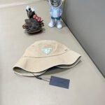 ⁦قبعة برادا بتصميم فيونكة مقسمة⁩ - الصورة ⁦4⁩