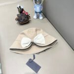 ⁦قبعة برادا بتصميم فيونكة مقسمة⁩ - الصورة ⁦7⁩