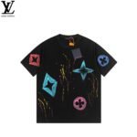 تيشيرت لويس فويتون جرافيتي بأكمام قصيرة وطبعة رذاذ الطلاء