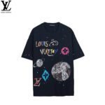 تيشيرت لويس فويتون جرافيتي بأكمام قصيرة وطبعة رذاذ الطلاء