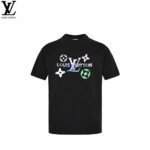 تيشيرت لويس فويتون بأكمام قصيرة مطبوع عليه شعار متدرج ملون