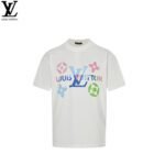 ⁦تيشيرت لويس فويتون بأكمام قصيرة مطبوع عليه شعار متدرج ملون⁩ - الصورة ⁦2⁩