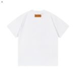 ⁦تيشيرت لويس فويتون بألوان مائية، برقبة دائرية وأكمام قصيرة⁩ - الصورة ⁦4⁩