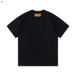 ⁦تيشيرت لويس فويتون بألوان مائية، برقبة دائرية وأكمام قصيرة⁩ - الصورة ⁦3⁩