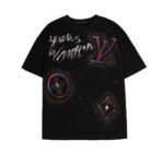 تيشيرت لويس فويتون قصير الأكمام بطبعة جرافيتي مرسومة يدويًا