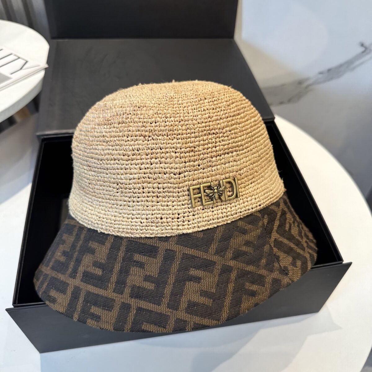 ⁦قبعة بيسبول فندي، بسيطة وفاخرة، وأنيقة للغاية⁩ - الصورة ⁦6⁩