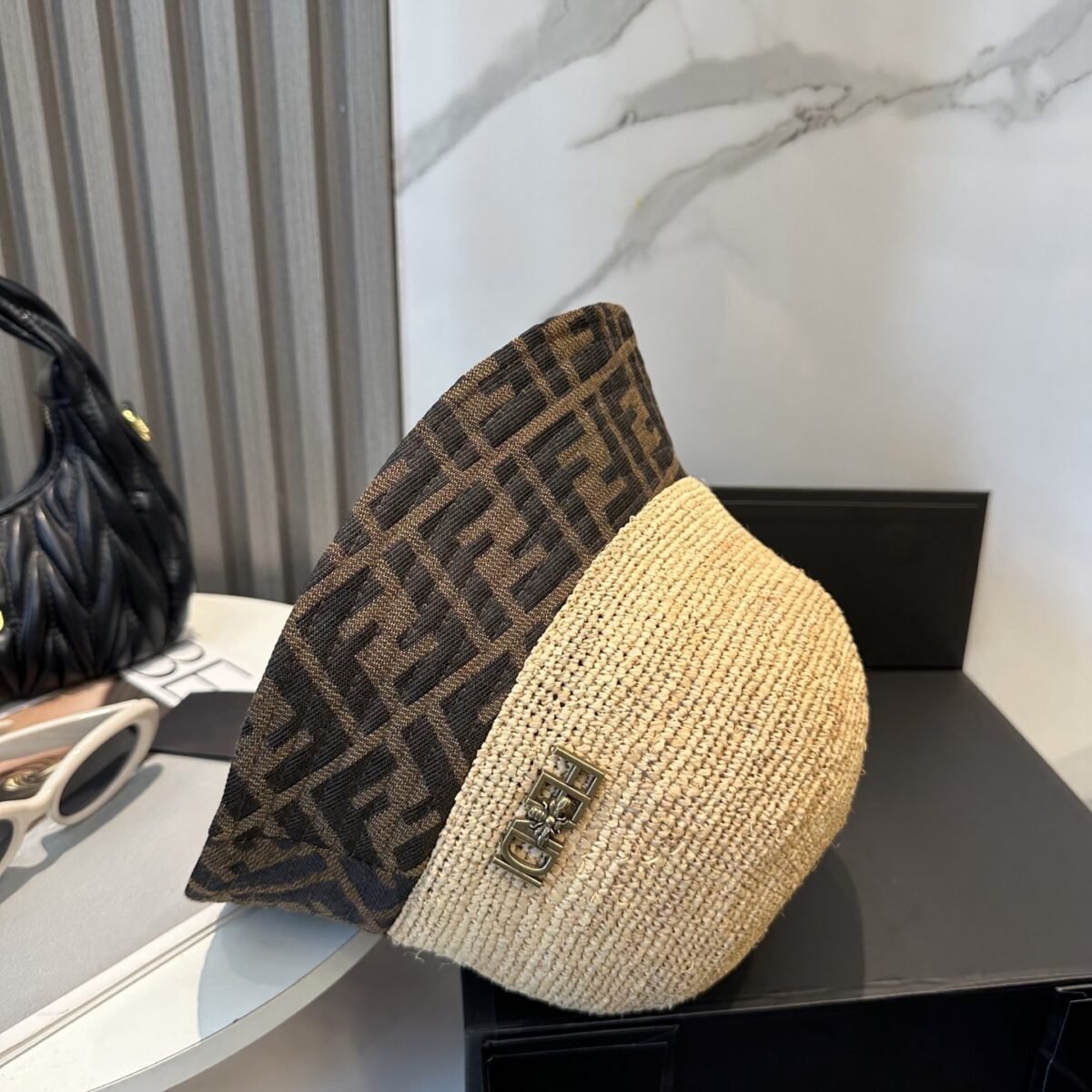 ⁦قبعة بيسبول فندي، بسيطة وفاخرة، وأنيقة للغاية⁩ - الصورة ⁦4⁩