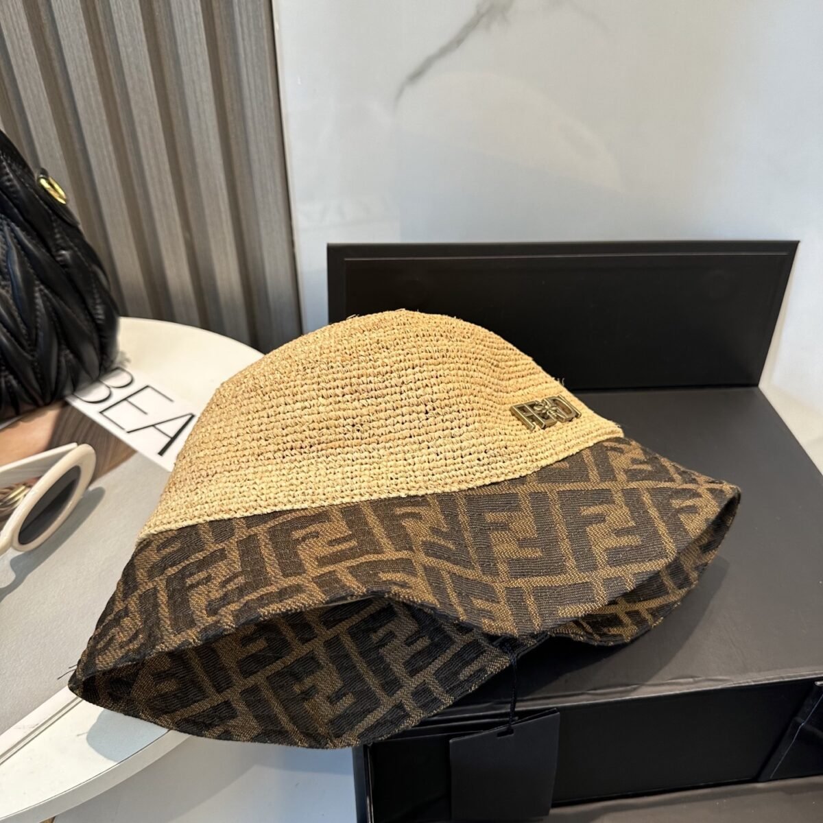 ⁦قبعة بيسبول فندي، بسيطة وفاخرة، وأنيقة للغاية⁩ - الصورة ⁦3⁩