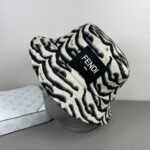 ⁦قبعة دلو الدنيم الجديدة من فندي أنيقة ورائجة للغاية.⁩ - الصورة ⁦2⁩