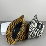 ⁦قبعة دلو الدنيم الجديدة من فندي أنيقة ورائجة للغاية.⁩ - الصورة ⁦4⁩