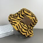 ⁦قبعة دلو الدنيم الجديدة من فندي أنيقة ورائجة للغاية.⁩ - الصورة ⁦3⁩