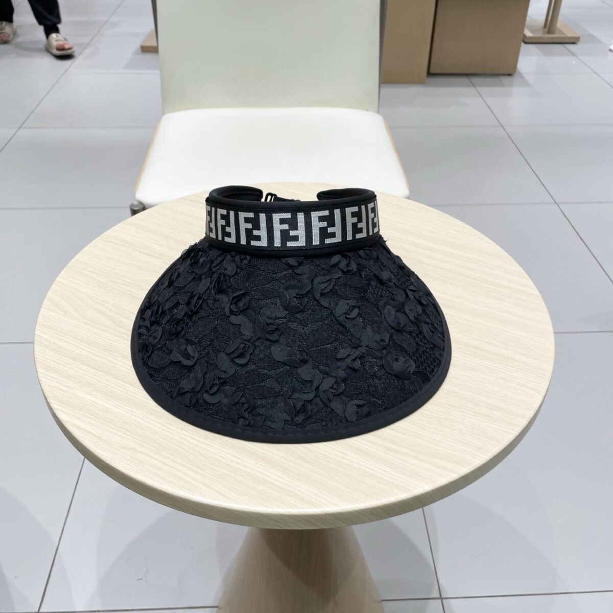 ⁦قبعة فندي فائقة النعومة بتصميم مجوف مزخرف⁩ - الصورة ⁦4⁩