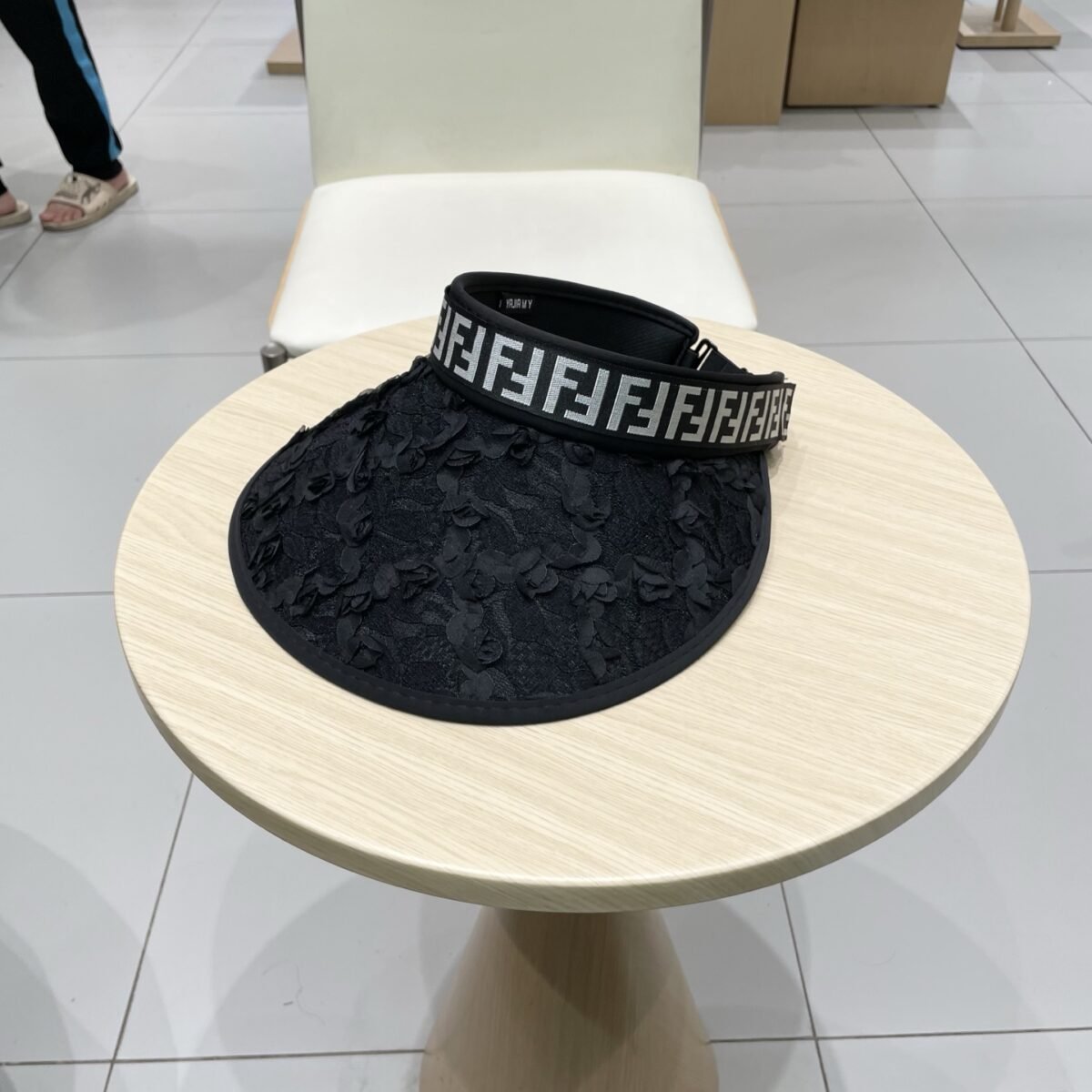 ⁦قبعة فندي فائقة النعومة بتصميم مجوف مزخرف⁩ - الصورة ⁦5⁩