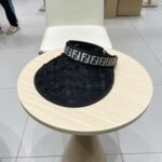 ⁦قبعة فندي فائقة النعومة بتصميم مجوف مزخرف⁩ - الصورة ⁦5⁩