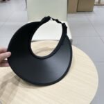 ⁦قبعة فندي فائقة النعومة بتصميم مجوف مزخرف⁩ - الصورة ⁦6⁩