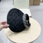 ⁦قبعة فندي فائقة النعومة بتصميم مجوف مزخرف⁩ - الصورة ⁦7⁩