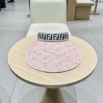 ⁦قبعة فندي فائقة النعومة بتصميم مجوف مزخرف⁩ - الصورة ⁦2⁩