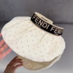 ⁦قبعة فندي فائقة النعومة بتصميم مجوف مزخرف⁩ - الصورة ⁦5⁩