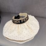 ⁦قبعة فندي فائقة النعومة بتصميم مجوف مزخرف⁩ - الصورة ⁦6⁩