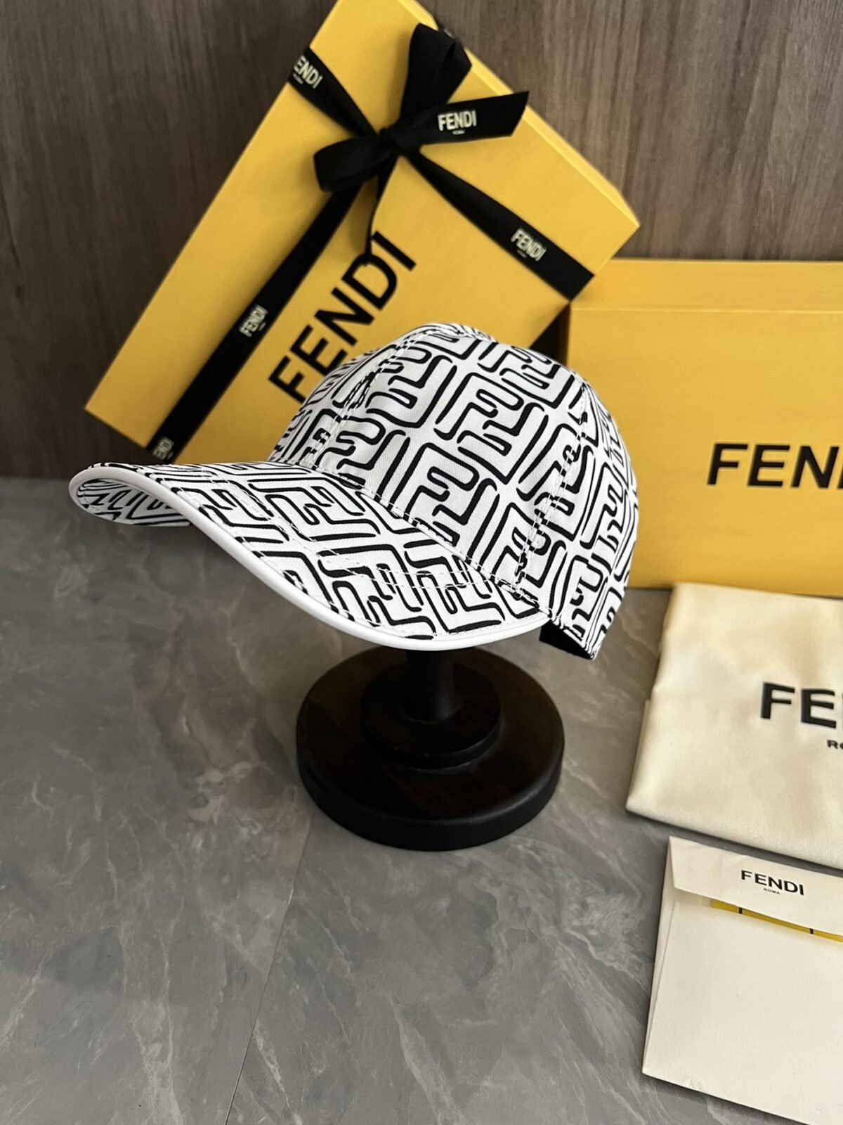 ⁦قبعة بيسبول كلاسيكية من فندي⁩ - الصورة ⁦1⁩