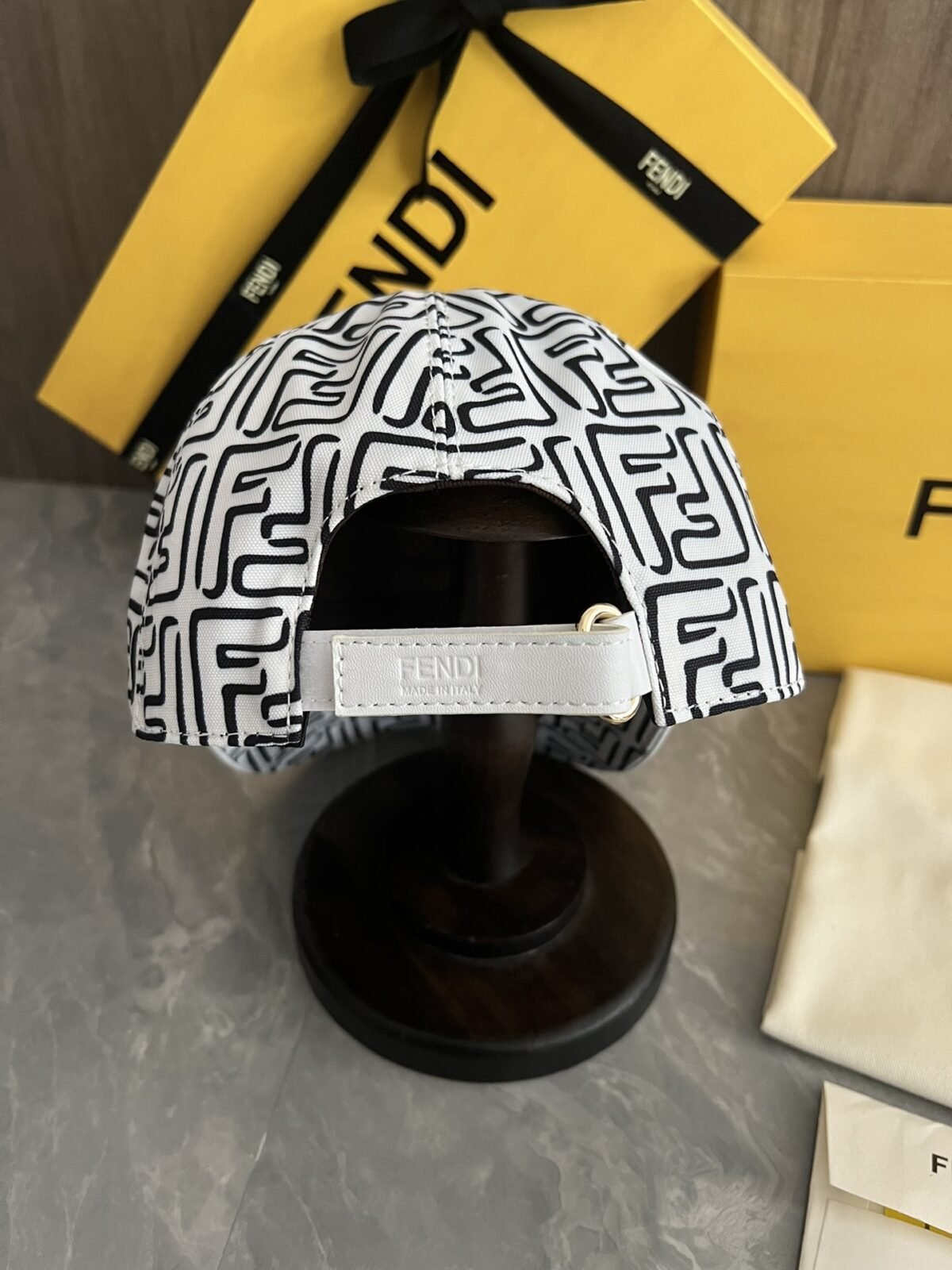 ⁦قبعة بيسبول كلاسيكية من فندي⁩ - الصورة ⁦4⁩