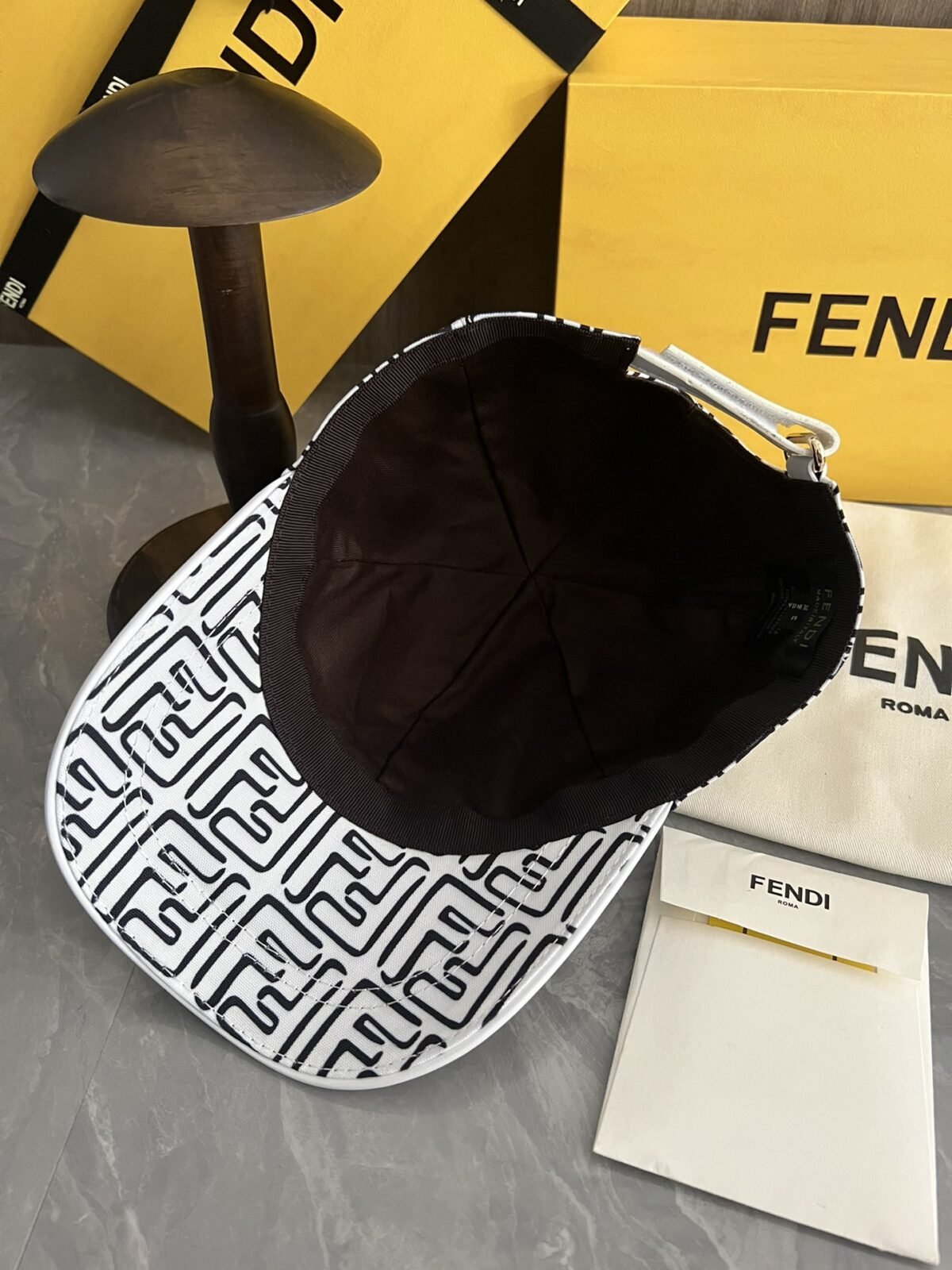 ⁦قبعة بيسبول كلاسيكية من فندي⁩ - الصورة ⁦5⁩