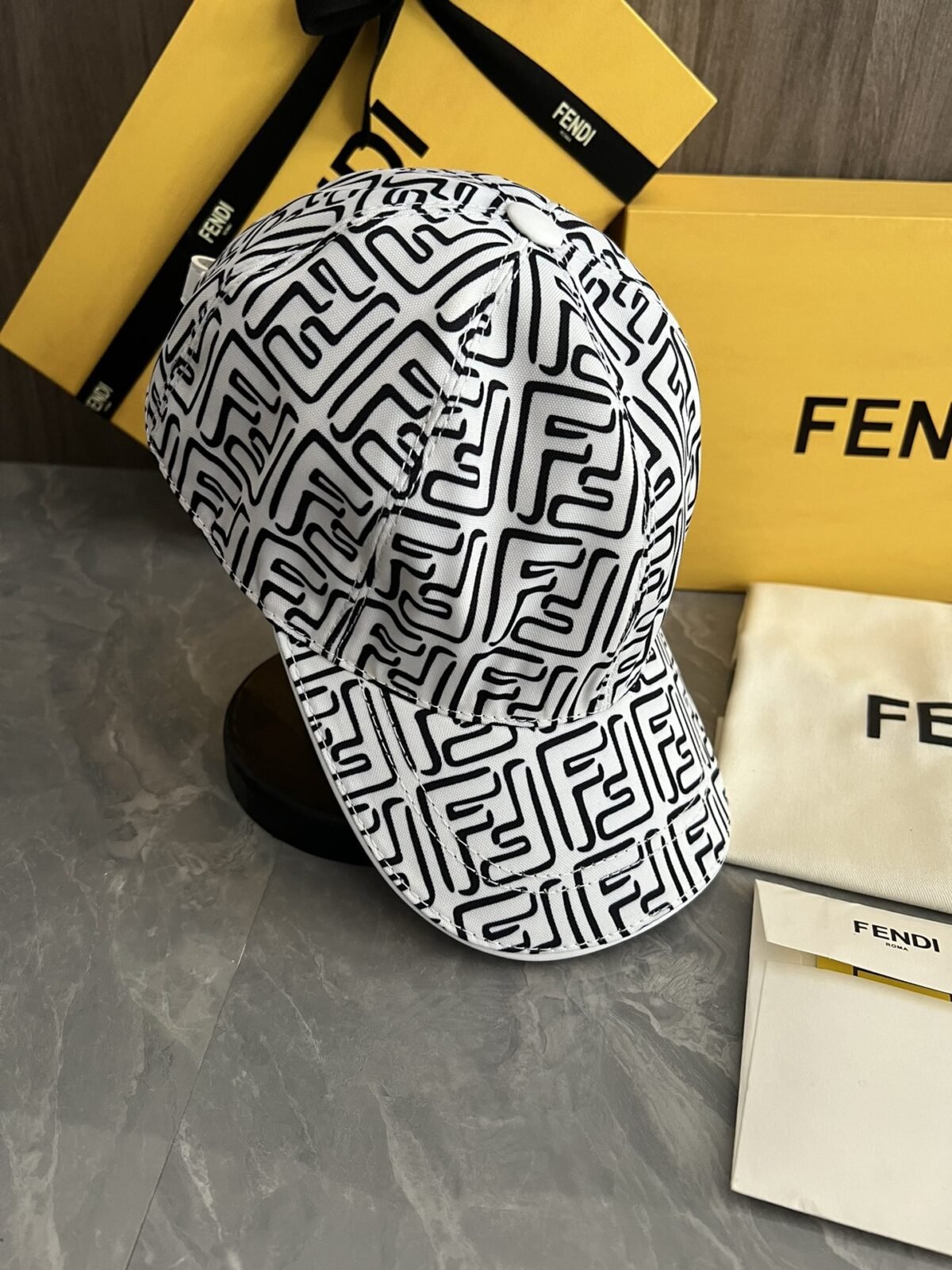 ⁦قبعة بيسبول كلاسيكية من فندي⁩ - الصورة ⁦2⁩