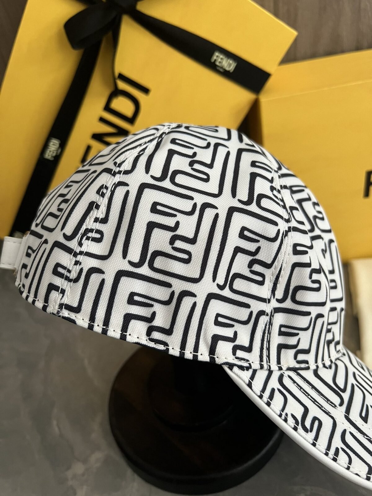 ⁦قبعة بيسبول كلاسيكية من فندي⁩ - الصورة ⁦6⁩