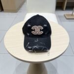 ⁦قبعة بيسبول شانيل الجديدة من قماش الدنيم⁩ - الصورة ⁦2⁩