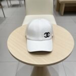 ⁦قبعة بيسبول شانيل الجديدة⁩ - الصورة ⁦3⁩