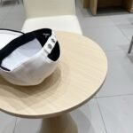 ⁦قبعة بيسبول شانيل الجديدة⁩ - الصورة ⁦5⁩