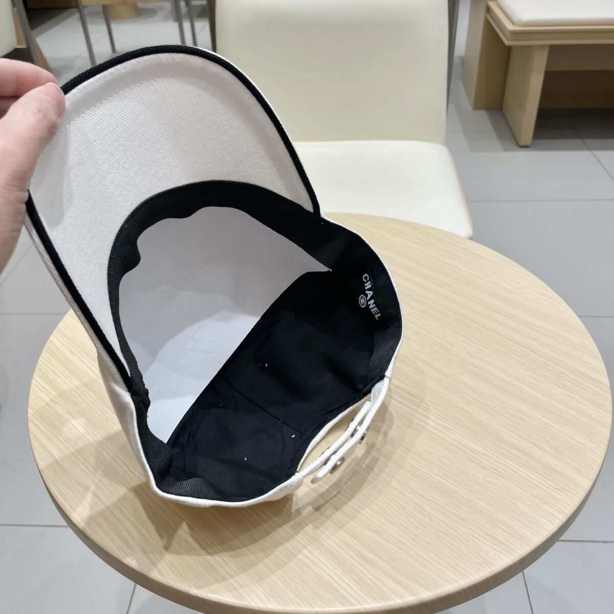 ⁦قبعة بيسبول شانيل الجديدة⁩ - الصورة ⁦6⁩