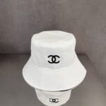 ⁦قبعة شانيل كلاسيكية عتيقة، بسيطة، عصرية، وعملية⁩ - الصورة ⁦2⁩