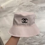 ⁦قبعة شانيل كلاسيكية عتيقة، بسيطة، عصرية، وعملية⁩ - الصورة ⁦4⁩