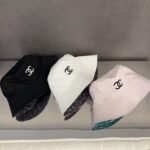 قبعة شانيل كلاسيكية عتيقة، بسيطة، عصرية، وعملية