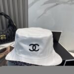 ⁦قبعة دلو جديدة مطرزة على الوجهين من شانيل.⁩ - الصورة ⁦3⁩