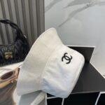 ⁦قبعة دلو جديدة مطرزة على الوجهين من شانيل.⁩ - الصورة ⁦5⁩