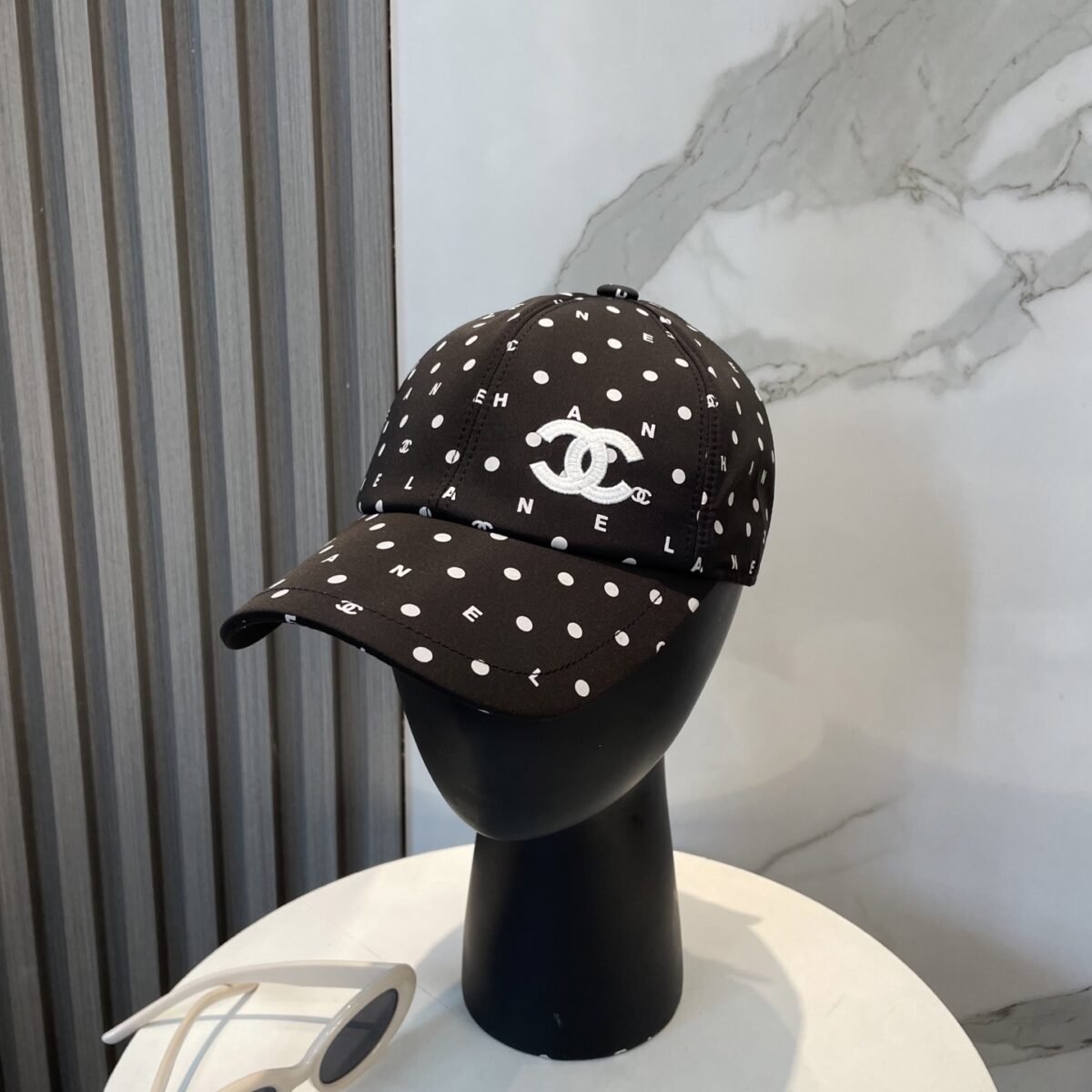 ⁦قبعة بيسبول شانيل الجديدة عالية الجودة، مطرزة بشعار بسيط.⁩ - الصورة ⁦2⁩