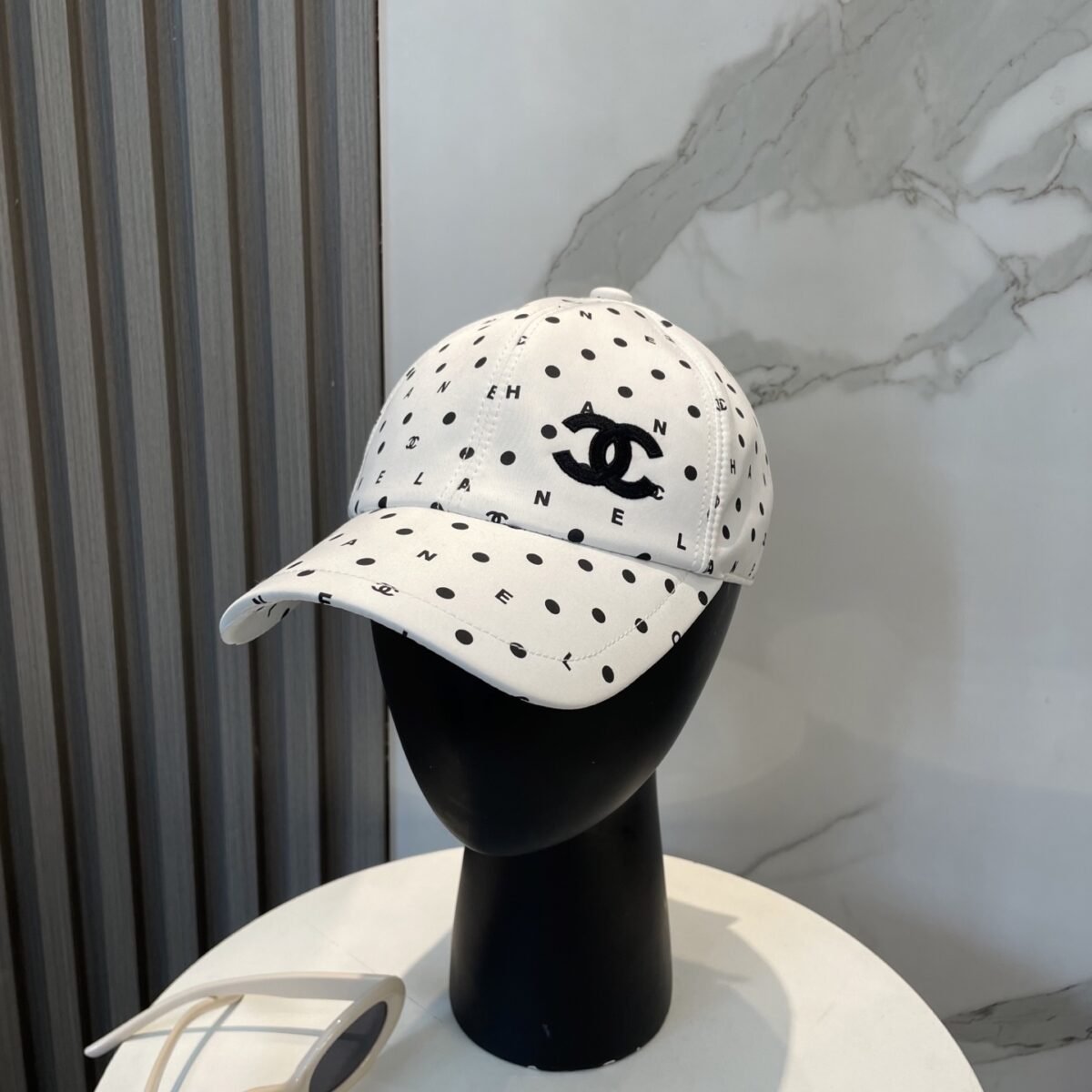 ⁦قبعة بيسبول شانيل الجديدة عالية الجودة، مطرزة بشعار بسيط.⁩ - الصورة ⁦3⁩