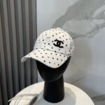 ⁦قبعة بيسبول شانيل الجديدة عالية الجودة، مطرزة بشعار بسيط.⁩ - الصورة ⁦3⁩
