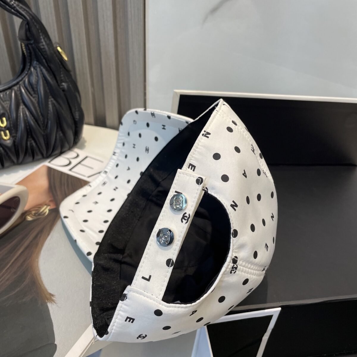 ⁦قبعة بيسبول شانيل الجديدة عالية الجودة، مطرزة بشعار بسيط.⁩ - الصورة ⁦6⁩