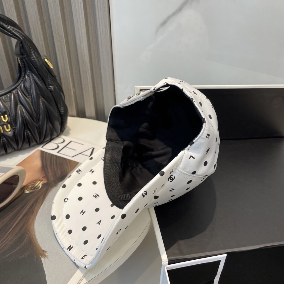 ⁦قبعة بيسبول شانيل الجديدة عالية الجودة، مطرزة بشعار بسيط.⁩ - الصورة ⁦5⁩