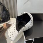 ⁦قبعة بيسبول شانيل الجديدة عالية الجودة، مطرزة بشعار بسيط.⁩ - الصورة ⁦5⁩