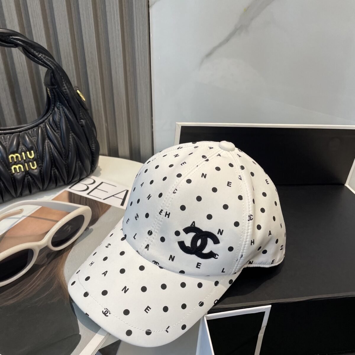 ⁦قبعة بيسبول شانيل الجديدة عالية الجودة، مطرزة بشعار بسيط.⁩ - الصورة ⁦4⁩