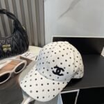 ⁦قبعة بيسبول شانيل الجديدة عالية الجودة، مطرزة بشعار بسيط.⁩ - الصورة ⁦4⁩