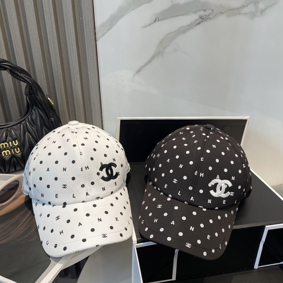 ⁦قبعة بيسبول شانيل الجديدة عالية الجودة، مطرزة بشعار بسيط.⁩ - الصورة ⁦1⁩