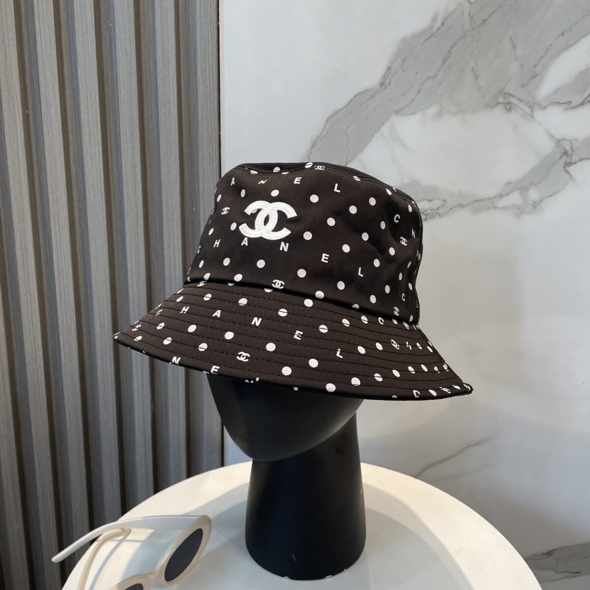 ⁦قبعة بيسبول شانيل الجديدة عالية الجودة، مطرزة بشعار بسيط.⁩ - الصورة ⁦2⁩