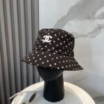 ⁦قبعة بيسبول شانيل الجديدة عالية الجودة، مطرزة بشعار بسيط.⁩ - الصورة ⁦2⁩