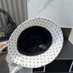 ⁦قبعة بيسبول شانيل الجديدة عالية الجودة، مطرزة بشعار بسيط.⁩ - الصورة ⁦7⁩