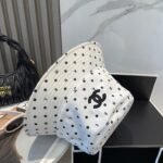 ⁦قبعة بيسبول شانيل الجديدة عالية الجودة، مطرزة بشعار بسيط.⁩ - الصورة ⁦5⁩